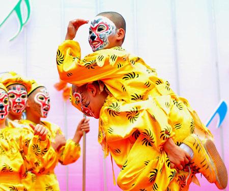 Students perform during a "Harmonious Nanning, Joyous Green City" activity in Nanning, capital of southwest China's Guangxi Zhuang Autonomous Region, Oct. 22, 2009. During the 11th Nanning International Folk Song Arts Festival which kicked off here on Oct. 20, more than 200 artists from over 30 countries and regions and nearly 1000 Chinese artists will present their performance in 19 stages around Guangxi. As home to 28 ethnic groups, which are famed for their inherent love of singing and dancing, now Guangxi has become an international stage for folk songs and dances from all over the world.[Xinhua]  