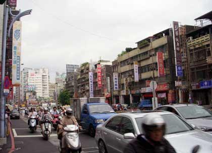 People in Taipei hurrying to their destinations in day. [Photo: CRIENGLISH.com]