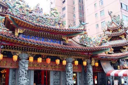 Many Taipei people believe in Buddha and build lots of temples. [Photo: CRIENGLISH.com]