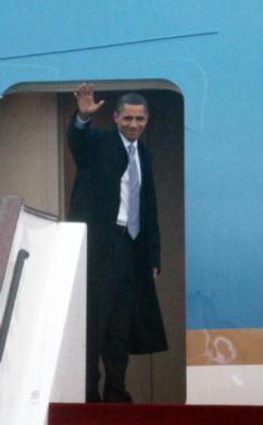 U.S. President Barack Obama waves as he leaves to Beijing in Shanghai, Nov. 16, 2009.(Xinhua/Ren Long)