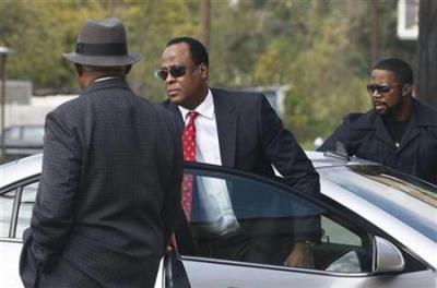 Dr. Conrad Murray arrives at the Armstrong Medical Clinic in Houston November 23, 2009. The cardiologist plans to resume work for the first time since the death of pop star Michael Jackson.[Agencies]