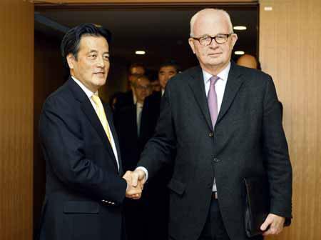 U.S. special envoy for North Korea Stephen Bosworth (R) is greeted by Japan's Foreign Minister Katsuya Okada in Tokyo December 12, 2009.(Xinhua/Reuters Photo)