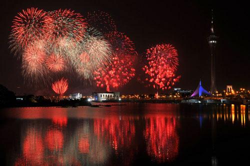 Fireworks explode during celebrations of the 10th anniversary of Macao's return to the motherland in Macao SAR of south China on Dec. 20, 2009. [Photo: CFP]