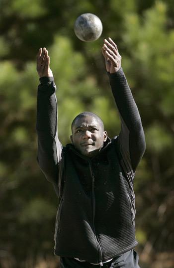 Sprinter Justin Gatlin does strengthening exercises in Marietta, Georgia January 18, 2010. Former Olympic and world champion Gatlin warned kingpins Usain Bolt and Tyson Gay to brace for a possible defeat when the U.S. sprinter returns from a four-year doping suspension this year. [Photo/Agencies]