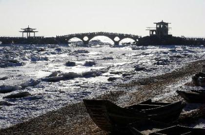 Photo taken on Jan. 22, 2010 shows the sea ice on the seashore in Xingcheng, northeast China's Liaoning Province. As cold fronts pushed temperatures below minus 10 degrees Celsius, the acreage of sea ice in Bohai Sea and Huanghai Sea increased to 41312 square meters on Friday, 6612 square meters larger than one day before. This is the worst sea ice ever in the past 40 years and it's set to worsen until this Febrary, according to National Marine Environmental Forcasting Center. (Xinhua/Ren Yong)