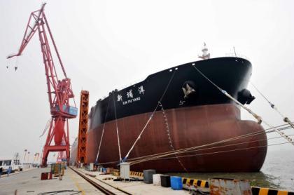 Xin Pu Yang, the most sophisticated supertanker ever designed and built by a Chinese shipyard, docks at Guangzhou, south China's Guangdong province, January 22, 2010. The ship was delivered to its buyer China Shipping (Croup) Company on Friday at Nansha port in Guangzhou. It marks a milestone that the tonnage of China's oil tanks finally breaks through 300,000 tons. [Photo: Xinhua/Chen Yehua]