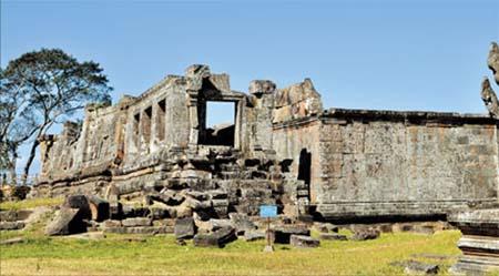 A structure related to the Central Sanctuary of Prasat Preah Vihear stands at the edge of a cliff. (Photo Source: Shanghaidaily.com)