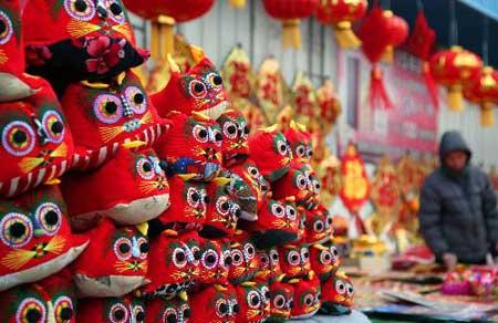 Photo taken on Feb. 11, 2010 shows tiger-shaped pillows for sale in Beijing, capital of China. Products related to tiger are popular prior to the Chinese traditional lunar Year of the Tiger in 2010 starting from Feb. 14. (Xinhua/Bu Xiangdong)