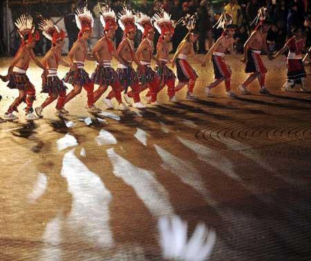 Performers of the ethnic Amis, an indigeous people of Taiwan, present their new year ritual dance at Yiwen Square in Taipei, southeast China's Taiwan, Feb. 20, 2010. (Xinhua/Wu Ching-teng)