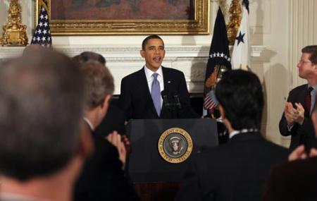 U.S. President Barack Obama speaks at a meeting with state governors in the State Dining Room of the White House in Washington, February 22, 2010.(Xinhua/Reuters Photo)