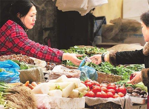 Business is brisk at a farm produce market in Nanjing, Jiangsu province, on Thursday. Food prices were the driving force behind February's CPI increase.(Source: China Daily/DUO DUO)