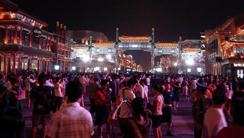 The 840-meter Qianmen Street and its nearby alleys were extremely crowded on the night of August 9, the day after its official reopening to welcome Olympic visitors. [China.org.cn]