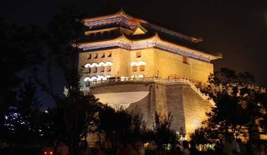 The gigantic military fortress of Zhengyangmen, just south of the Tian'anmen Square offers itself as the landmark to the Qianmen Street in the south. [China.org.cn]