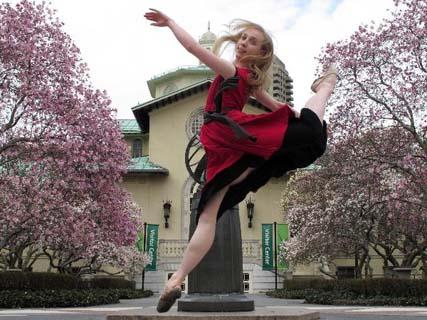 A girl practises ballet at Brooklyn Botanic Garden in New York, the United States, March 31, 2010. Flowers are blossoming as temperature rises in New York. (Xinhua photo) 