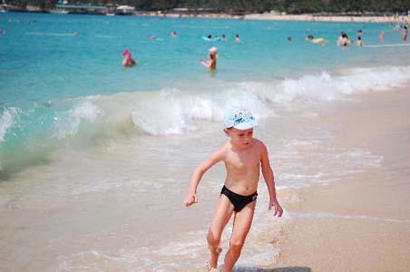 A kid plays at the Dadonghai seashore in Sanya, south China's Hainan Province, April 4, 2010. Tourists enjoy the tropical scenery in Sanya during the holiday of Chinese traditional Qingming, the Tomb Sweeping Day. (Xinhua/Jiang Tieying) 