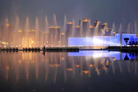 Gorgeous music fountain is performed during trial operation on the Huangpu River between the two parts of the Expo Park in Shanghai, east China, April. 22, 2010. (Xinhua/Wu Huang)