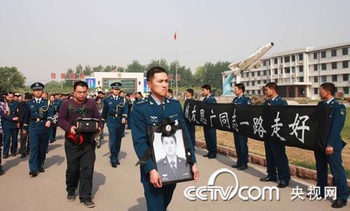 部隊官兵為英烈送行.