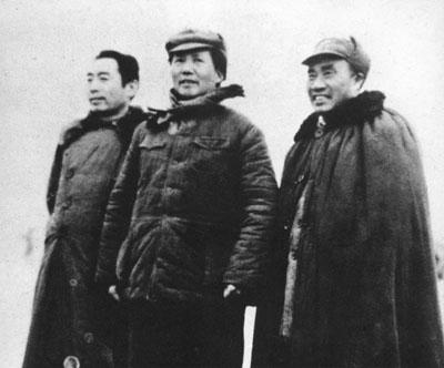 1946年3月4日，朱德和毛澤東、周恩來在延安機場
