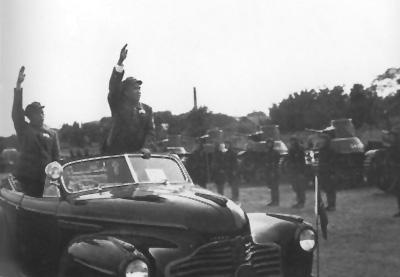 1949年，朱德在開國大典上由聶榮臻陪同檢閱海、陸、空部隊