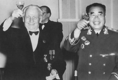 1956年1月4日，朱德向德意志民主共和國總統威廉·皮克祝酒