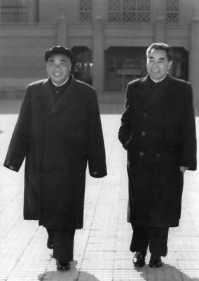 1960年11月5日，朱德和周恩來在北京機場