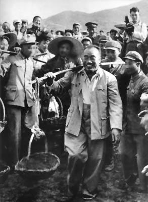 1958年5月25日，朱德在北京十三陵水庫工地參加勞動