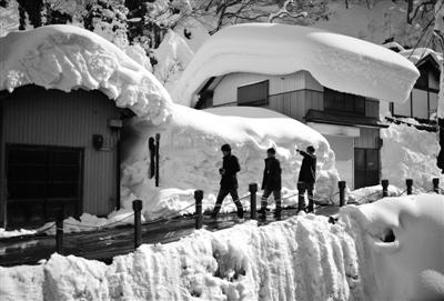 昨日18時，日本山形縣銀山溫泉街，被大雪覆蓋的住宅。