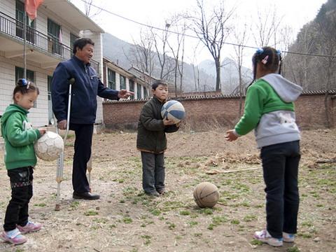 臧金龍在給學生上體育課 