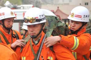 Soldados se unen a tareas de rescate en prefectura china de Yushu
