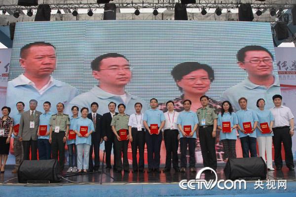 各級領導為獲得上海市無償獻血促進獎的單位頒獎。