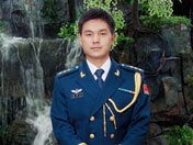 一身空軍藍，更顯得馮思廣的陽剛帥氣