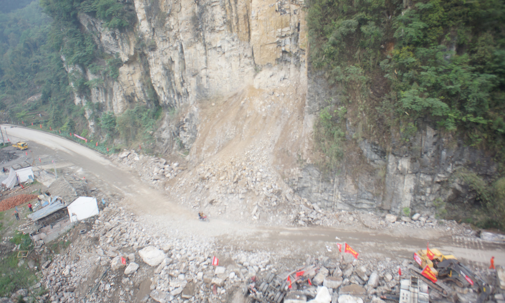 通往地震災區的道路發生山體滑坡