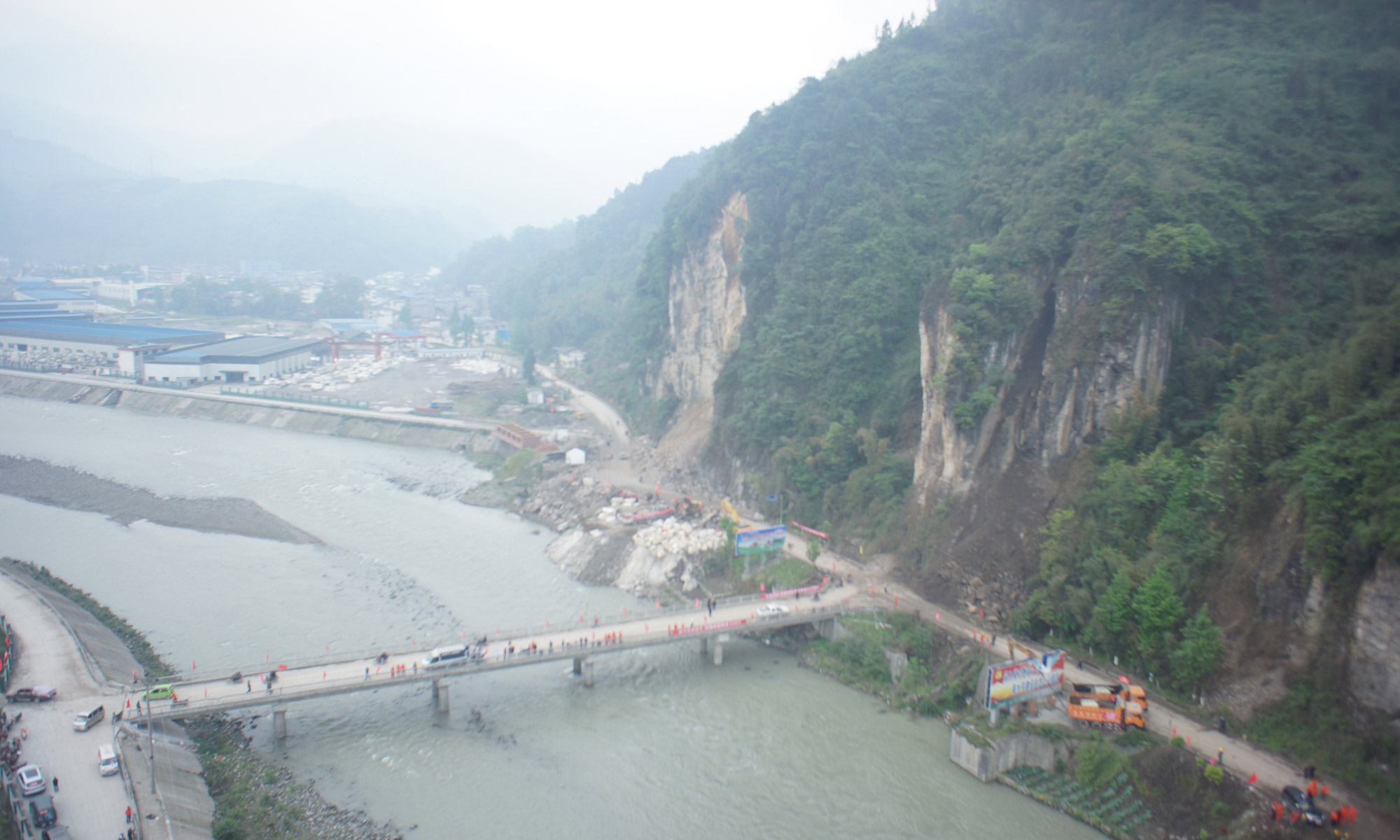 唯一的鄉道被山體滑坡堵死