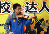 高校學生拉小提琴