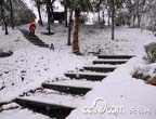 環衛工人正在清掃城市公園臺階上積雪