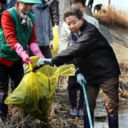 <br>盧武鉉卸任回鄉後做環保志願者