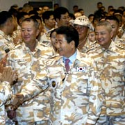 <br>盧武鉉訪韓國駐伊拉克部隊