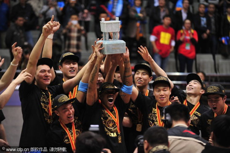 [高清組圖]北京金隅喜奪第二冠 馬布裏高舉獎盃