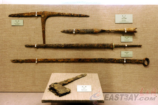 館內展出的漢代鐵矛、鐵劍、鐵刀等。
