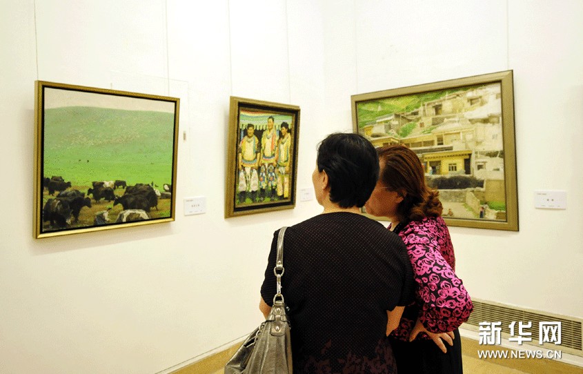 觀眾在欣賞張頌南的畫作。