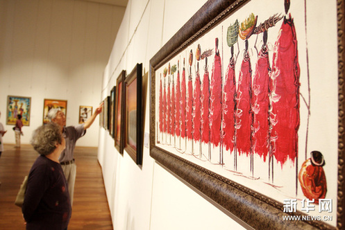 9月19日，參觀者在天津美術館觀看“多彩坦桑——‘挺嘎挺嘎’繪畫展”。新華網圖片 王青岩 攝