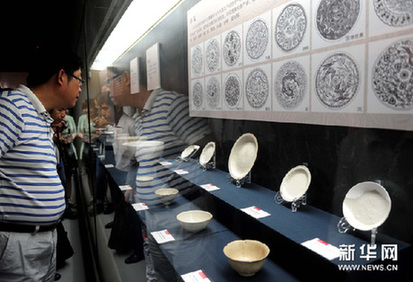 觀眾在北京藝術博物館觀看展覽。新華網圖片 羅曉光 攝