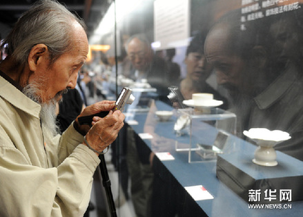觀眾在北京藝術博物館觀看展覽。新華網圖片 羅曉光 攝
