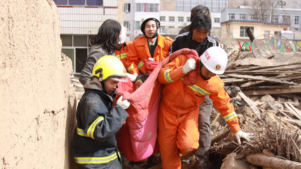 2010年4月14日上午11時3分，參謀長王景超（中間）、參謀王啟虎（左一），戰士韓濛濛（右一）和張鳴崗（最後），扎西桑周以及兩位路過的藏族小夥一起，用一條棉被將獲救的江嘎抬出，並在路邊攔了一輛自發救人的麵包車，將江嘎送到了醫院。