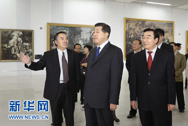 10月8日，中共中央政治局常委、全國政協主席賈慶林來到中國國家博物館，參觀正在這裡舉辦的“迎著曙光——弘揚西柏坡精神陳承齊大型油畫展”。 新華社記者 李濤 攝