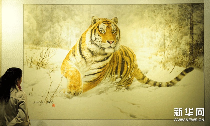 參觀者在欣賞朝鮮美術作品《奔馳的老虎》