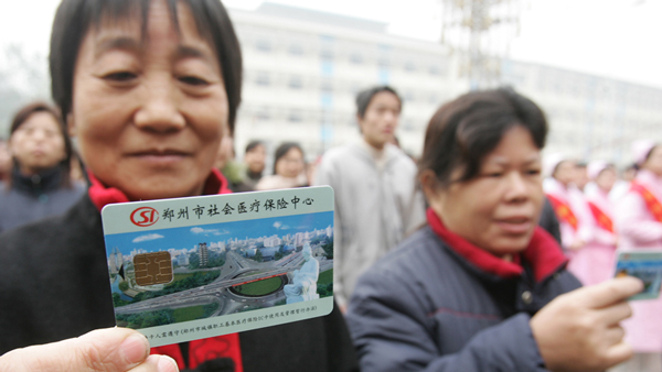 2007年，全國城鎮居民醫保試點，鄭州首批32萬人參保。東方今報資深攝影記者邱琦攝。