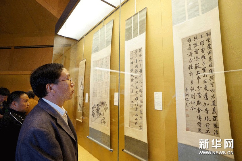 11月6日，參觀者在蘇州博物館欣賞沈周作品。