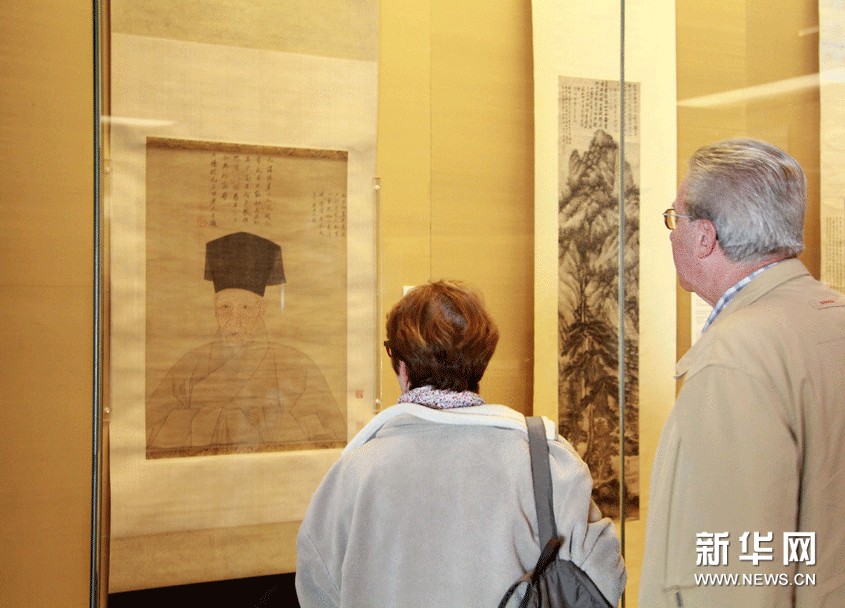 11月6日，參觀者在蘇州博物館觀看沈周半身像。