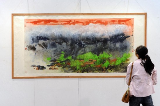 11月8日，一名參觀者在參觀展出的繪畫作品《萬松山居圖》。